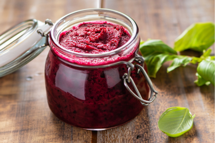 Cviklový dip s orieškami