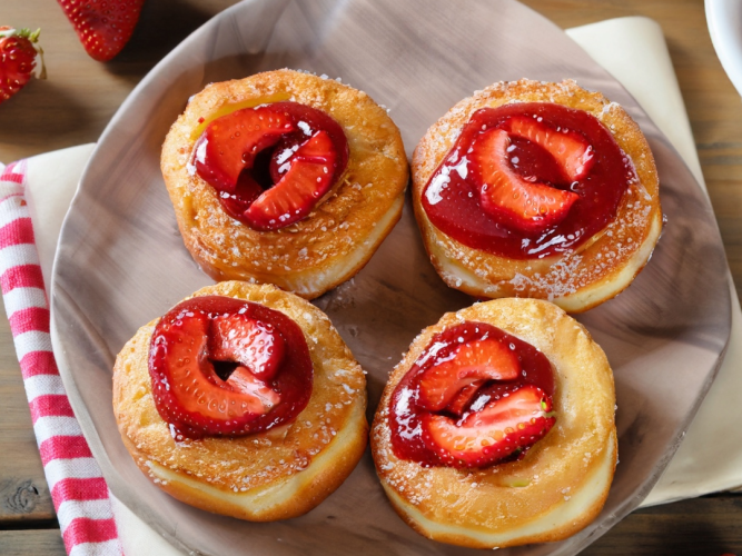 Ľahučké pečené šišky s jahodovou polevou