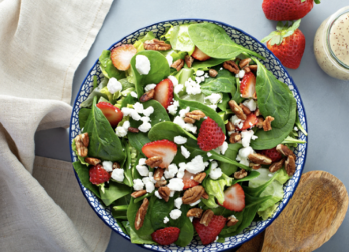 Šalát so slovenskými jahodami, kozím syrom a pečenou cviklou