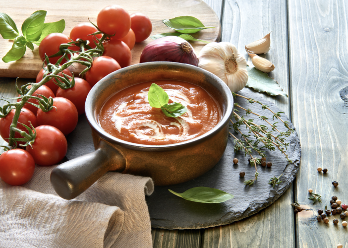 Hrejivá paradajková polievka s bylinkami