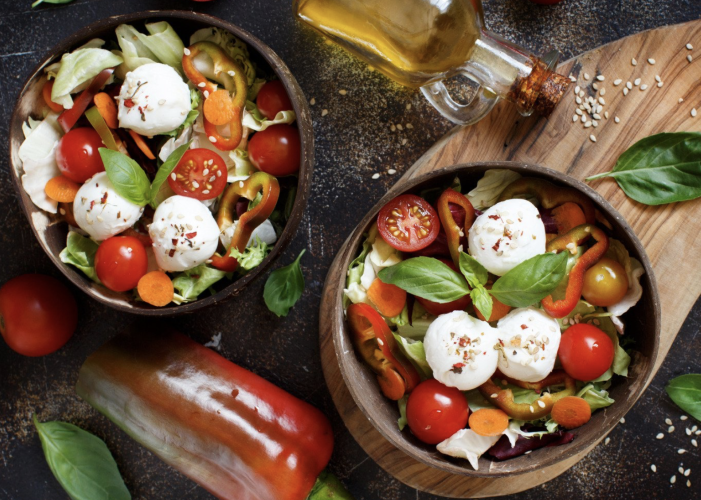 Paradajkovo zeleninový šalát s mozzarellou a bazalkou
