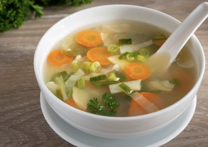 Rýchla zeleninová polievka s krupicovými haluškami