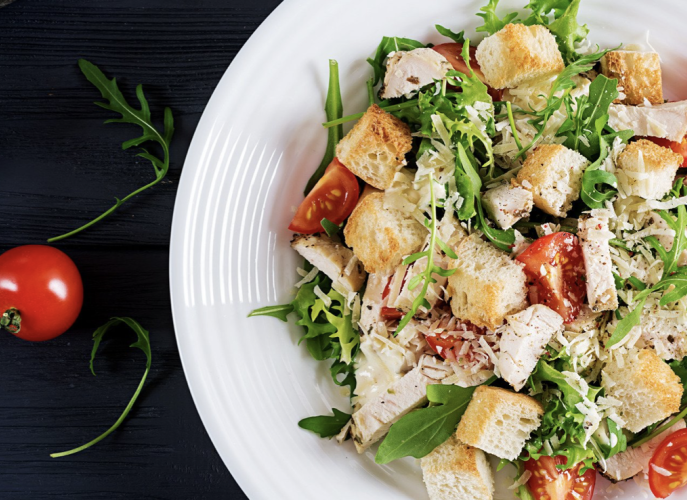 Šalát s kuracími prsiami, kozím syrom, petržlenovou vňaťkou a klíčkami