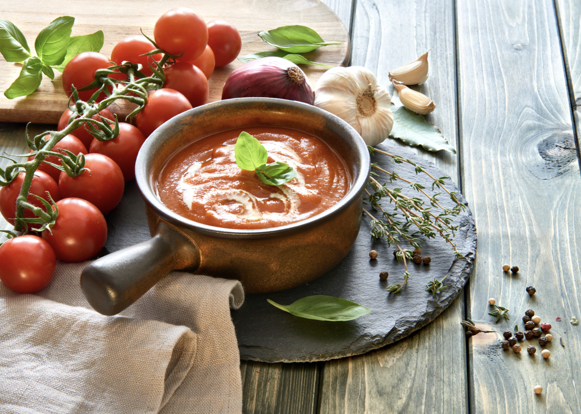 Hrejivá paradajková polievka s bylinkami