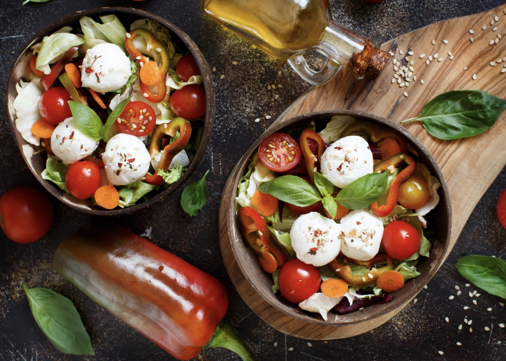 Paradajkovo zeleninový šalát s mozzarellou a bazalkou