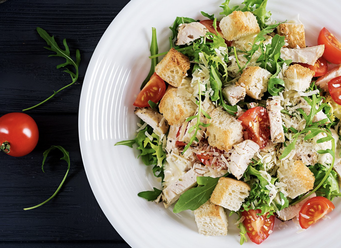 Šalát s kuracími prsiami, kozím syrom, petržlenovou vňaťkou a klíčkami